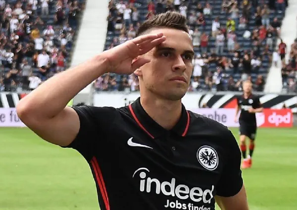 Rafael Santos Borré desde que llegó al Eintracht Frankfurt ha sido un jugador que no ha dado la talla al 100%, pero más allá de su rendimiento se presume que el club tiene otras intenciones de mercadeo con él.