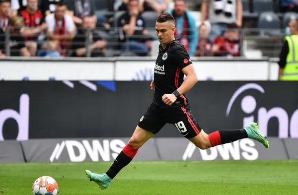 Rafael Santos Borré tiene apenas un mes y medio desde que llegó al Eintracht Frankfurt de la Bundesliga de Alemania. El colombiano venía de un paso exitoso por el River Plate de Argentina. En sus últimas presentaciones con su nuevo club no ha sido valorado de forma positiva y la prensa alemana critica su bajo rendimiento deportivo con observaciones claras.
