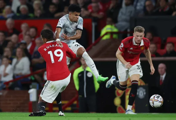 Raphaël Varane y Luis Díaz Foto: AP