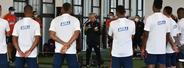 Reinaldo Rueda compareció en una conferencia de prensa para hablar de lo que será la previa de Colombia antes de enfrentar a Chile en Barranquilla. El entrenador dejó saber quiénes podrían ser los defensores centrales de Colombia.