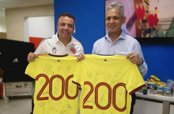 Reinaldo Rueda y su ayudante principal fueron premiados luego del empate contra Ecuador.