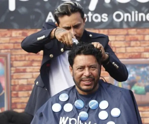 Rene es conocido en todo el mundo por sus grandes jugadas, pero también por sus acciones fuera del terreno de juego, es así como la política lo toco