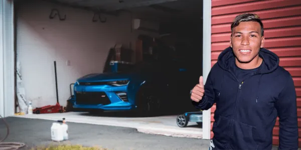 Roger Martínez muestra una de sus grandes posiciones aparte del fútbol.