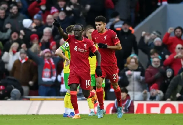 Sadio Mané podría salir del Liverpool y una ex figura del club hizo la comparativa con Luis Díaz en temas de reemplazo.
