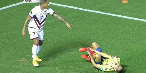 Santiago Arias tuvo que salir por una lesión terrible, y ya empezaron a circular videos y fotos de cómo habría quedado su pie