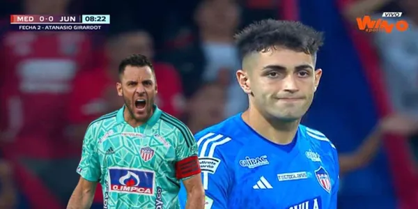 Santiago Mele con una jugada de amateur en el juego entre Junior FC y Deportivo Independiente Medellín.