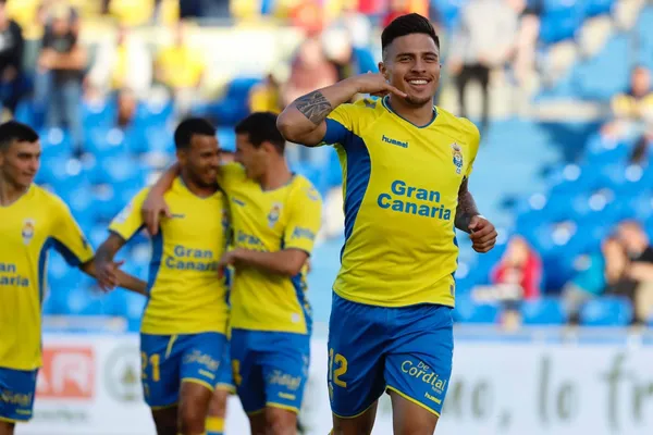 Se convirtió en el héroe de su equipo, lo salvó de una derrota en menos de 3 minutos marcando un doblete pero Carlos Queiroz ni lo regresa a ver.