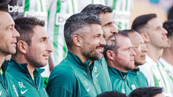¡Se hizo esperar, pero llegó! Gandolfi levanta su primer trofeo como entrenador. Foto: Instagram