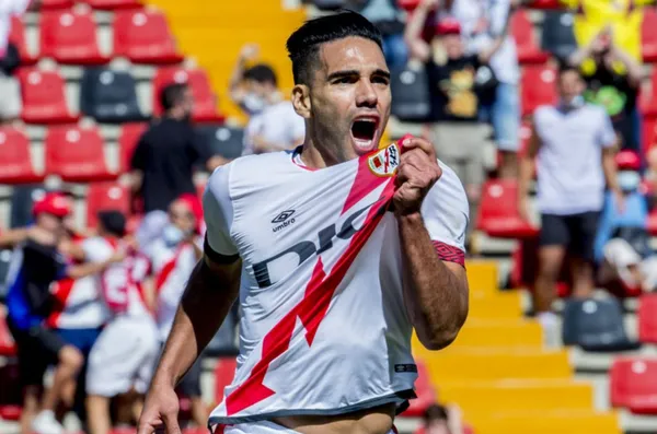 Se reveló que un gran número de equipos en España subestimaron al colombiano y no lo quisieron aceptar como fichaje en el mercado de pases, solo el Rayo Vallecano se arriesgó.