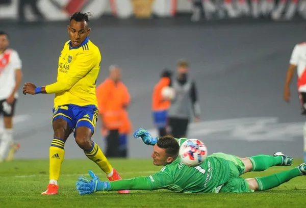 Sebastián Villa le rompió el arco a Franco Armani en Argentina.