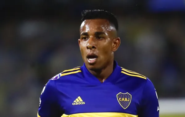 Sebastián Villa ya se encuentra en Argentina y está aislado en su casa dando cumpliento al proceso de cuarentena que debe cumplir toda persona que entra al país. Villa pensaba que se podría marchar a Europa pero no lo logró. El jugador publicó en sus redes sociales una imagen entrenando en su casa y colocó el siguiente mensaje: “Quinto día de aislamiento con más ganas que nunca”, con esta frase pretende presionar al Boca Juniors para que lo dejen volver a jugar. El cuadro “Xeneize” le dejó claro que no va a regresar y que debe prepararse para enfrentar las consecuencias de sus actos.