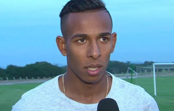 Sebastián Villa ya se encuentra en Argentina y se atrevió a dar unas declaraciones en medio de la polémica que se vive en torno a su caso. Villa fue entrevistado apenas llegó al aeropuerto por ESPN y resaltó lo siguiente: "Juan Román Riquelme no me contesta", esta declaración sorprendió a la prensa argentina y aumentaron los rumores sobre su posible salida del club. El cuadro "Xeneize" tiene ya una condición para su posible venta.