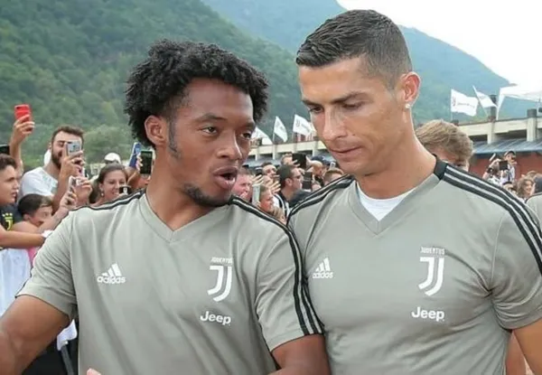 Según fuentes cercanas a Juan Guillermo Cuadrado, el colombiano habría retado a Cristiano Ronaldo con una apuesta con motivo de las próximas fechas de las eliminatorias de la FIFA en septiembre para clasificar al Mundial de Qatar 2022. La apuesta consiste en que para el próximo partido que tienen ambos con sus selecciones nacionales deben marcar un gol, el que no lo haga automáticamente perdería. El que pierda al parecer deberá cumplir todo lo que pida su compañero de club por una semana completa. Cristiano podría tener las opciones más claras para ganar ese reto por el rival que enfrenta y el lugar.