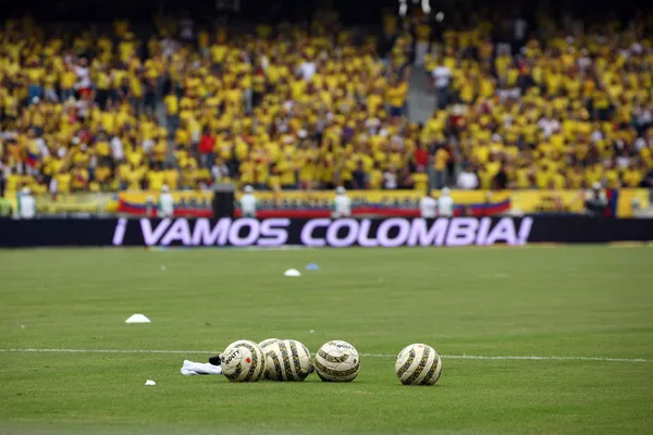 Sin volantes ofensivos con recorrido asi deberia jugar Colombia.