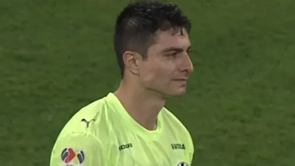 Stefan Medina tapando con el Monterrey en la derrota ante Cruz Azul