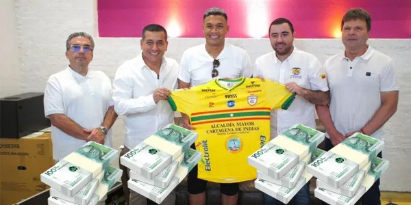 Teófilo Gutiérrez en su firma de contrato con el Real Cartagena. Foto tomada Caracol Radio.