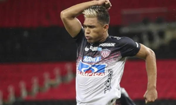 Teófilo Gutiérrez estalló de bronca ante Jarlan Barrera tras la expulsión por tirarle un cabezazo en el partido entre Junior y Nacional.