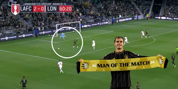 Tomás Ángel con una bufanda de Man of the Match en Estados Unidos