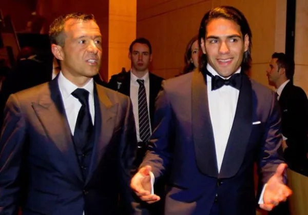 Un cliente siempre espera recibir el mismo servicio que paga cualquier otro cliente. Jorge Mendes es el representante de Radamel Falcao y de James Rodríguez. A Falcao lo ayudó a salir del Galatasaray, pero con James no hizo lo mismo y lo dejó en el Everton, con el inminente riesgo de enviar su carrera a un abismo.