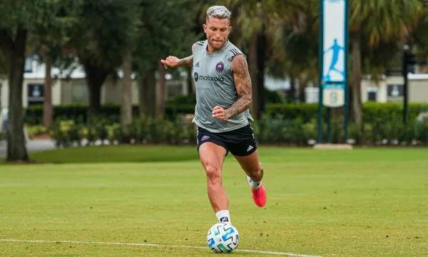 Un equipo colombiano está cerca de fortalecerse con un jugador costarricense y su llegada pone nervioso a sus hinchas por una norma del fútbol colombiano.
