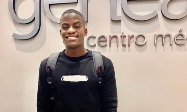 Un ex compañero de Andrés Román dio polémicas declaraciones que complican al cuerpo médico del Embajador.