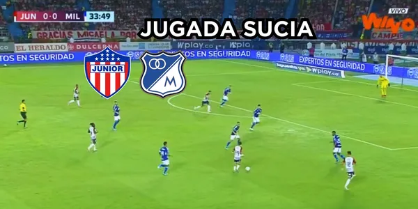 Un jugador del Junior FC en arriesgada jugada contra un futbolista de Millonarios FC.