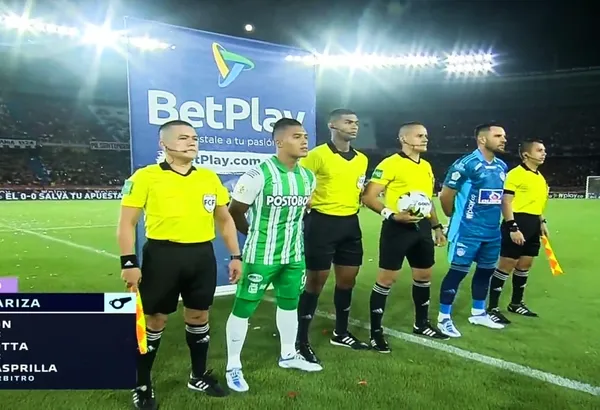 Un jugador del Junior FC en tan solo 6 minutos de partido ya estaba dando entradas fuertes contra los jugadores de Atlético Nacional.