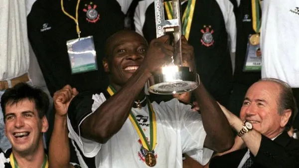 Una fuerte colisión con un bús tuvo el ex astro colombiano en la madrugada de este lunes, el accidente tiene al mundo pendiendo de un hilo.