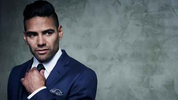 Una imagen que habla por sí sola: Falcao junto a dos íconos del fútbol en un homenaje que emocionó a todos. Foto: Falcao