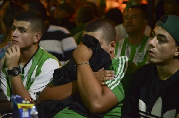 Una verdadera guerra campal protagonizaron ¨hinchas¨ del verde, las agrupaciones Nación Verdolaga y Los Del Sur se enfrentaron en la vía que conecta a Chía con Tunja