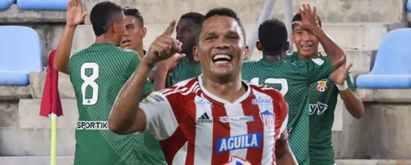 Viene de marcar un doblete. Foto de fondo tomada de Diario Deportes y de Bacca de Futbolred.