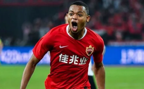 Viene de ser compañero de Juan Fernando Quintero en China.