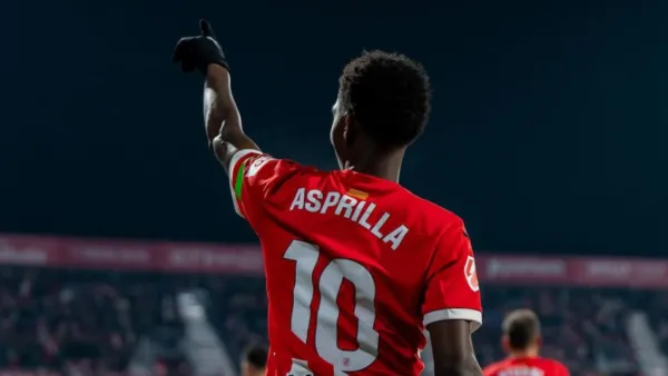 Yaser asprilla con pie y medio fuera del Girona