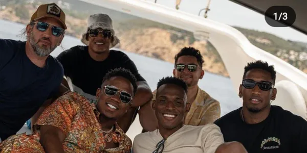 Yerry Mina apareció en un sorpresivo lugar mientras define qué hará con su futuro.
