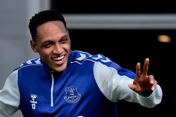 Yerry Mina dio buenas noticias en el Everton de Inglaterra.