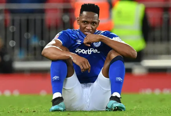Yerry Mina según el portal Fichajes cobra mensualmente en el Everton $640.000 mil dólares y lleva dos meses de incapacidad por su lamentable lesión. Hay una novedad en torno a su recuperación.
