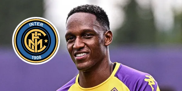 Yerry Mina y a su lado el escudo del Inter de Milán