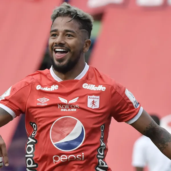 Yesús Cabrera en el ojo de la tormenta porque los hinchas miran que le pone el pie a Juan Cruz Real