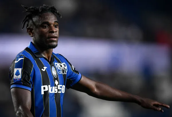 Zapata se alcanzó a ver bastante molesto por el trabajo en defensa de sus compañeros del Atalanta contra la AS Roma y “El Toro” reaccionó.