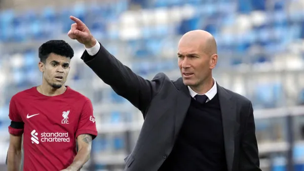 Zinedine Zidane dirigiendo un partido