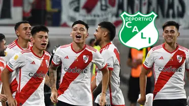 Jugadores del River Plate de Argentina celebrando un gol y el logo del Deportivo Cali