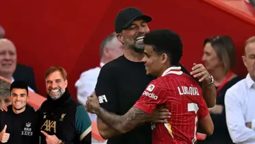 Luis Díaz y  Jürgen Klopp abrazados en el Liverpool