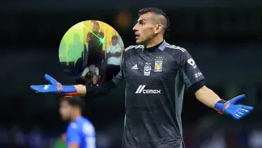 Nahuel Guzmán se queja con la camiseta de Tigres