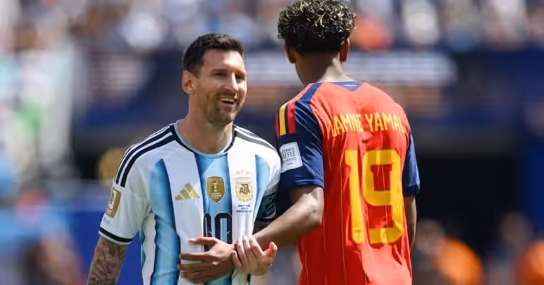 El emotivo abrazo de Lamine Yamal a Lionel Messi tras la final