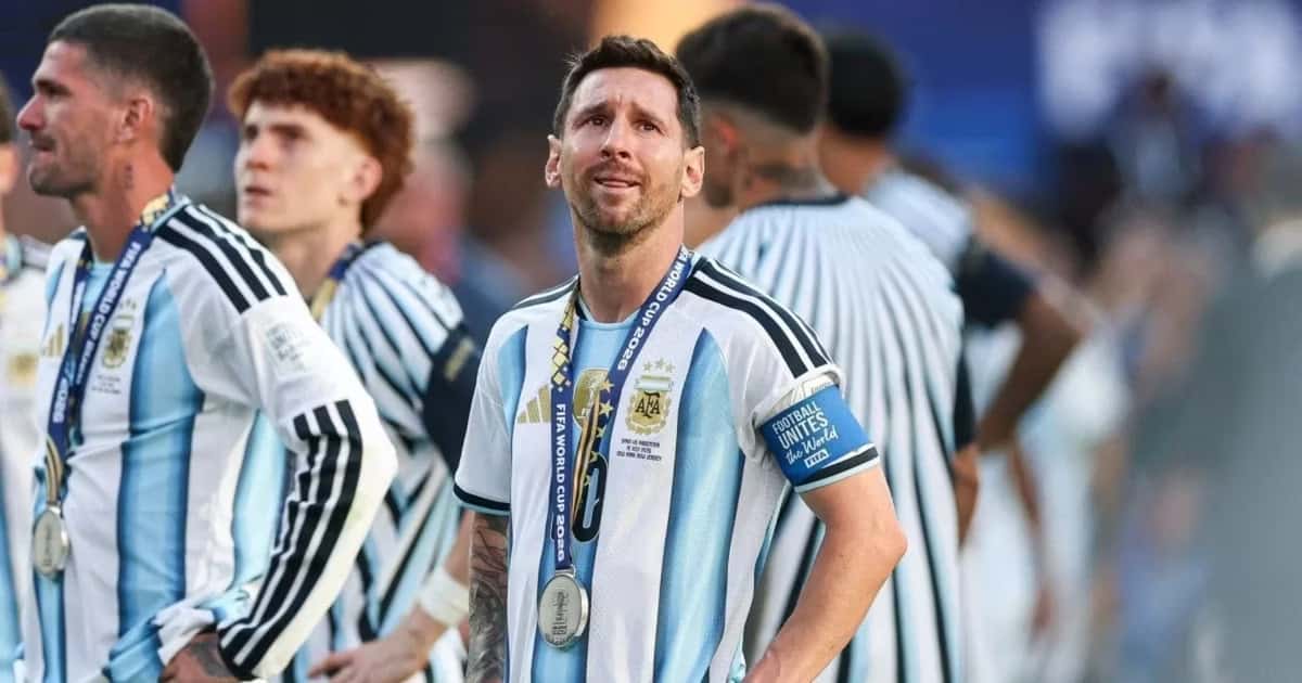 Lionel Messi con la medalla de plata