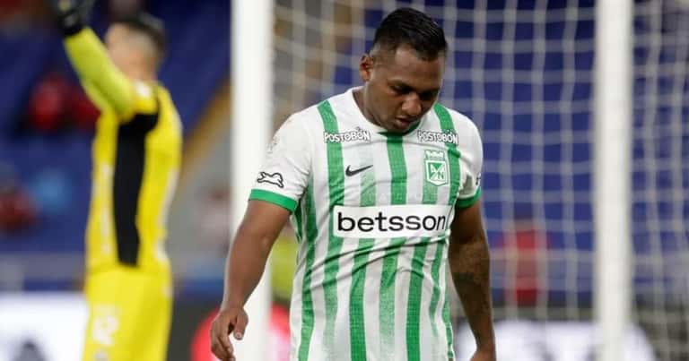 ¡De un día a otro dejó de ser ídolo! Hinchas de Atlético Nacional exigen que Morelos salga del equipo
