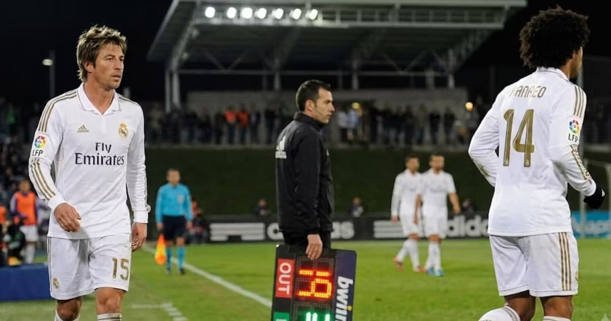 Derik Osede entra por Coentrão