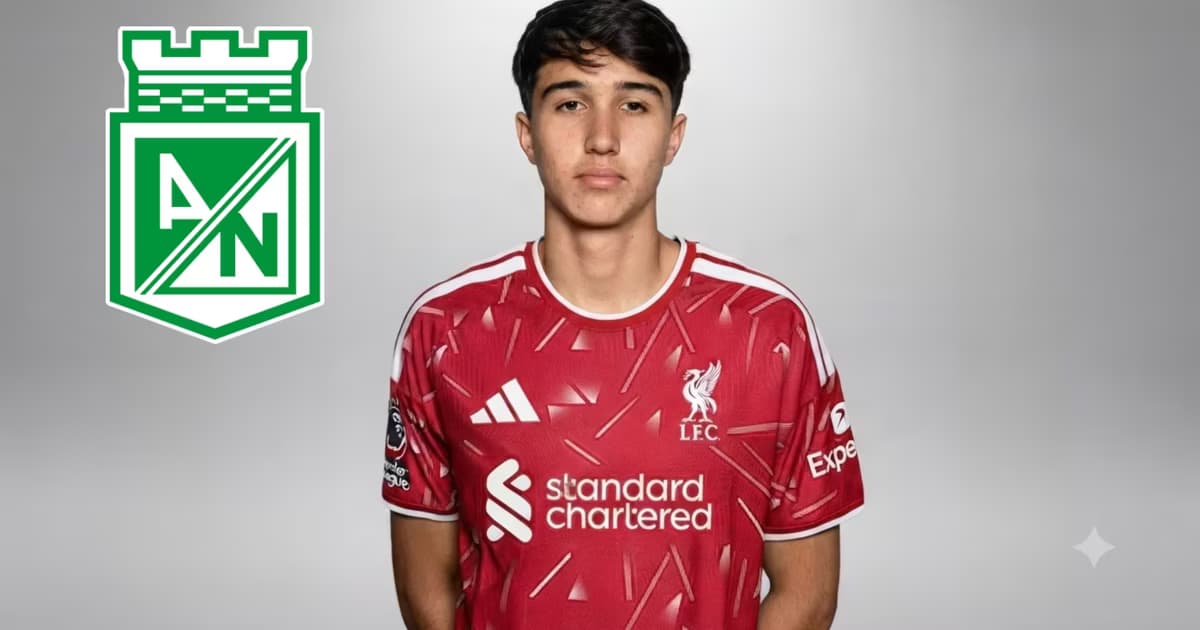Samuel Martínez con la camiseta del Liverpool