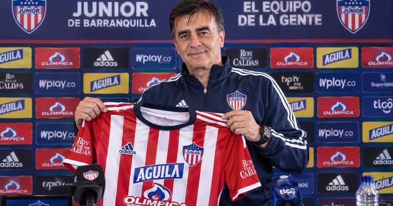 Gustavo Quinteros, campeón en cuatro países, es candidato para dirigir a Junior por 1 año
