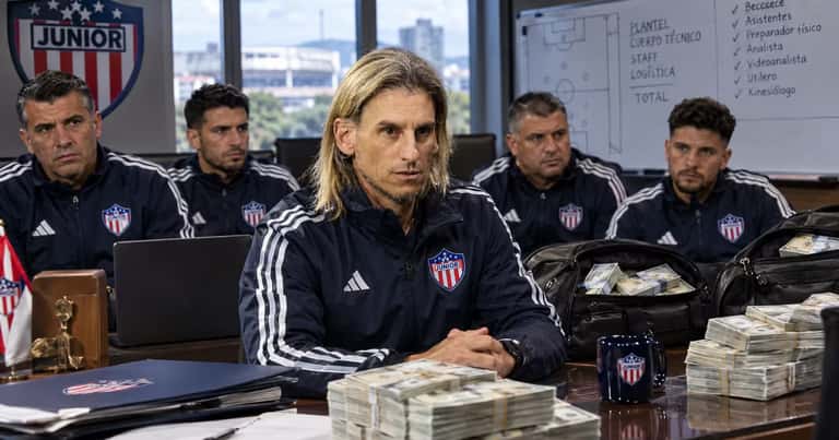 Junior debe calcular el costo completo del equipo de Beccacece, que llegó a Ecuador con cinco colaboradores